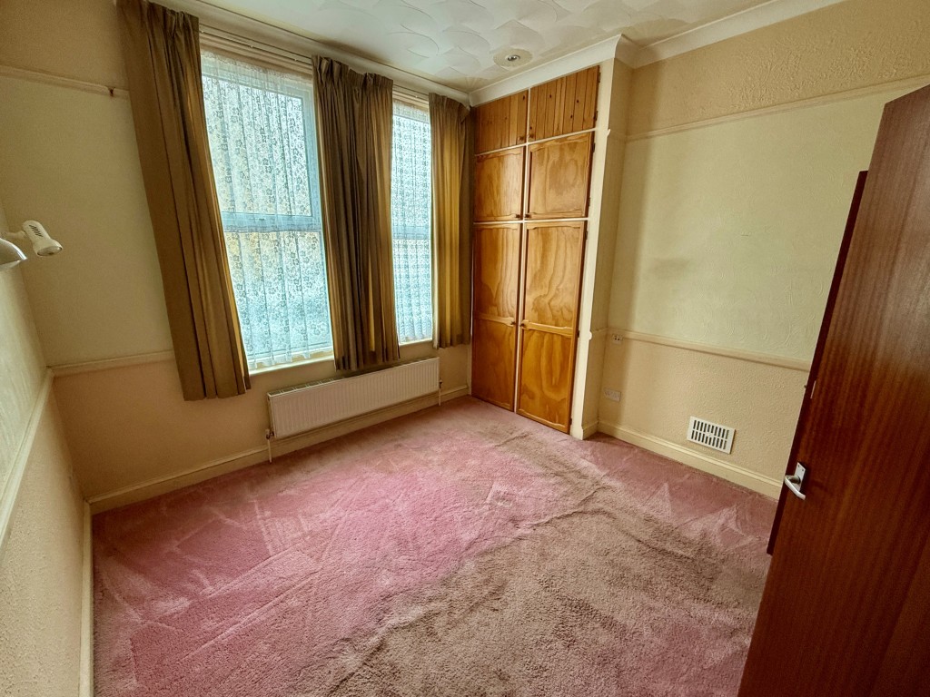 Lot: 100 - SUBSTANTIAL CORNER PROPERTY WITH POTENTIAL - Ground floor - bedroom one
